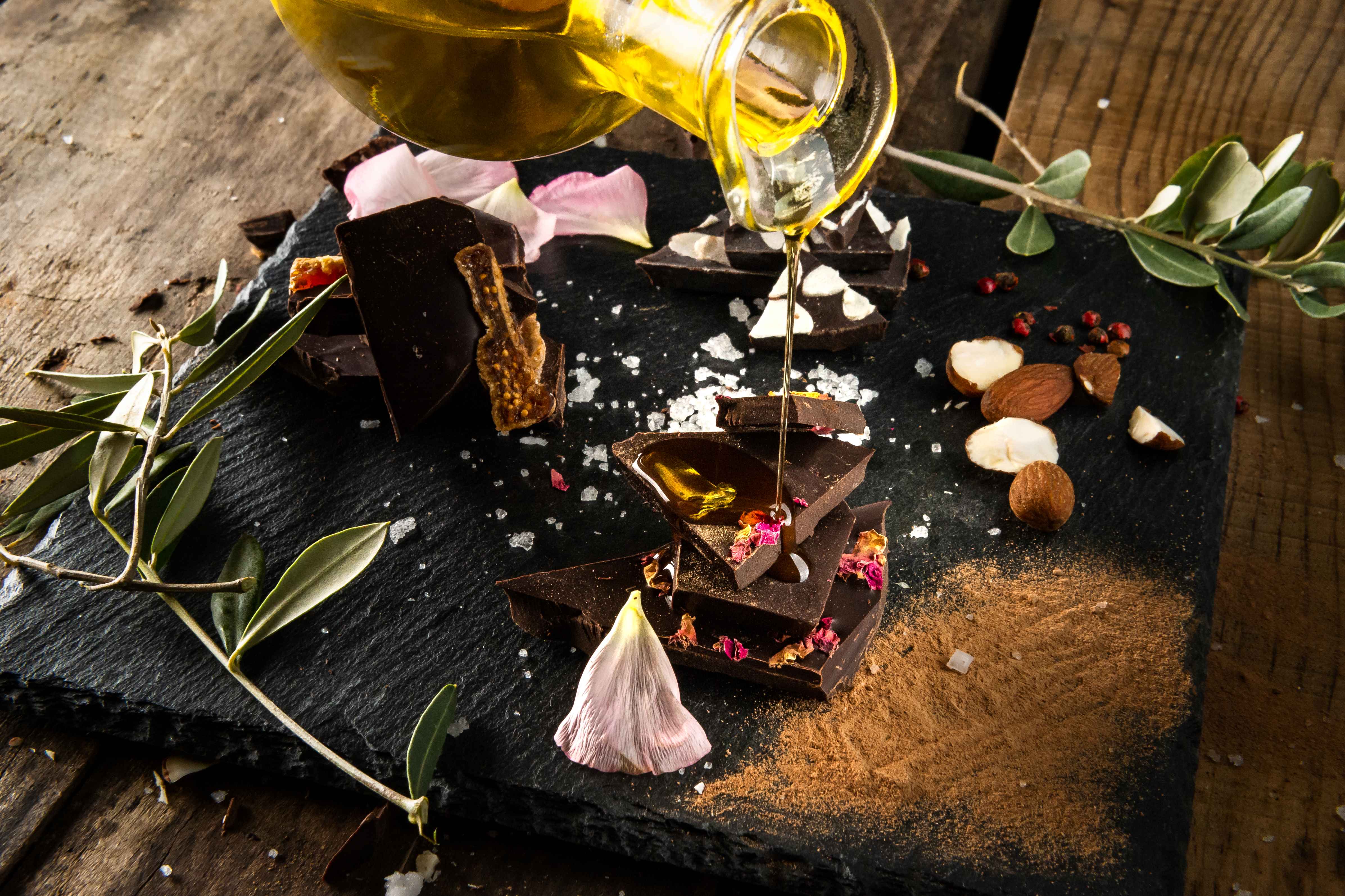 Temna čokolada z oljčnim oljem in blanširanimi mandlji 50 g  - Aura