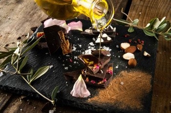 Cioccolato fondente all'olio d'oliva e mandorle 50g - Aura