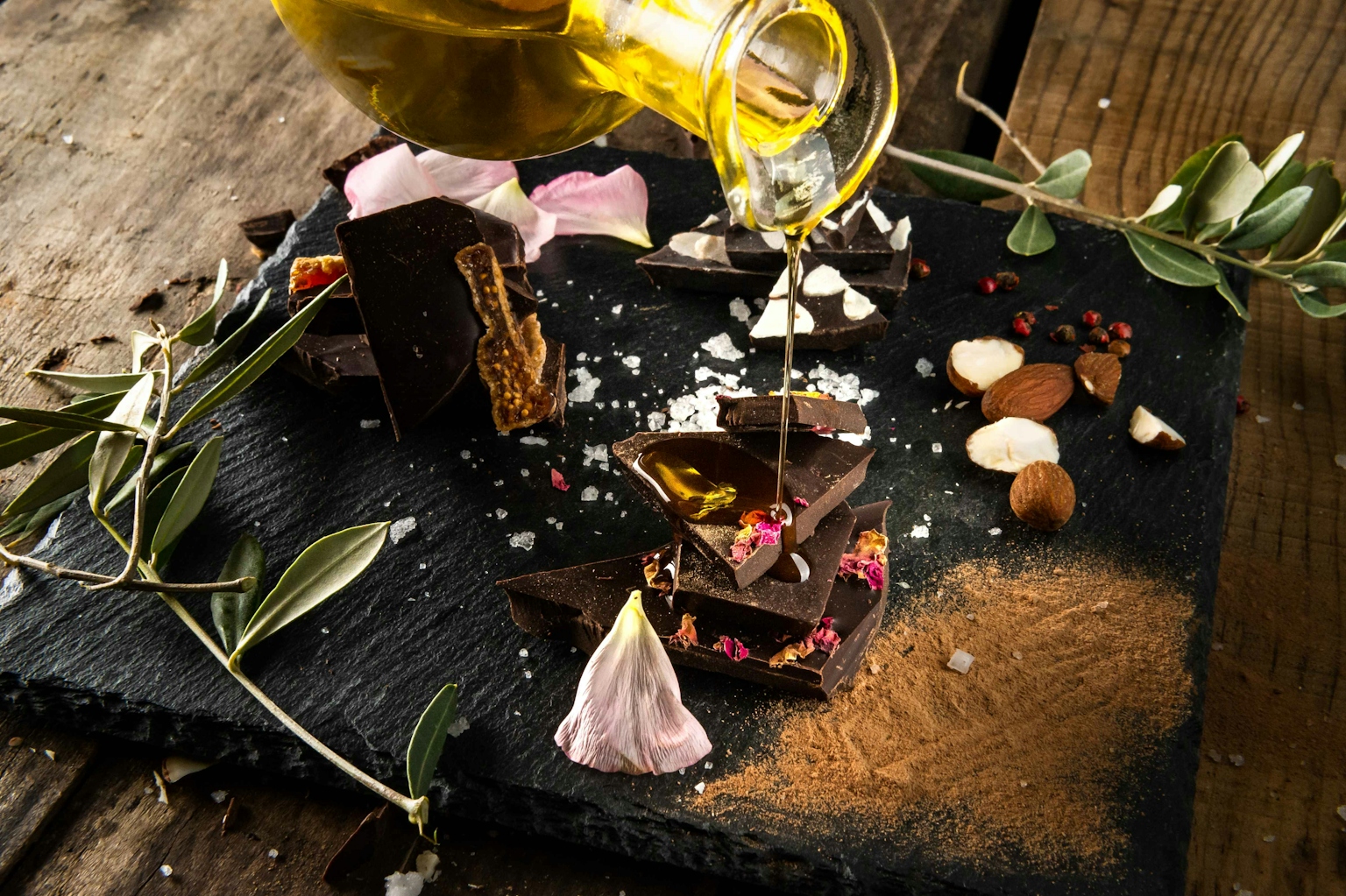 Cioccolato fondente all'olio d'oliva e foglio di vischio 50g  - Aura